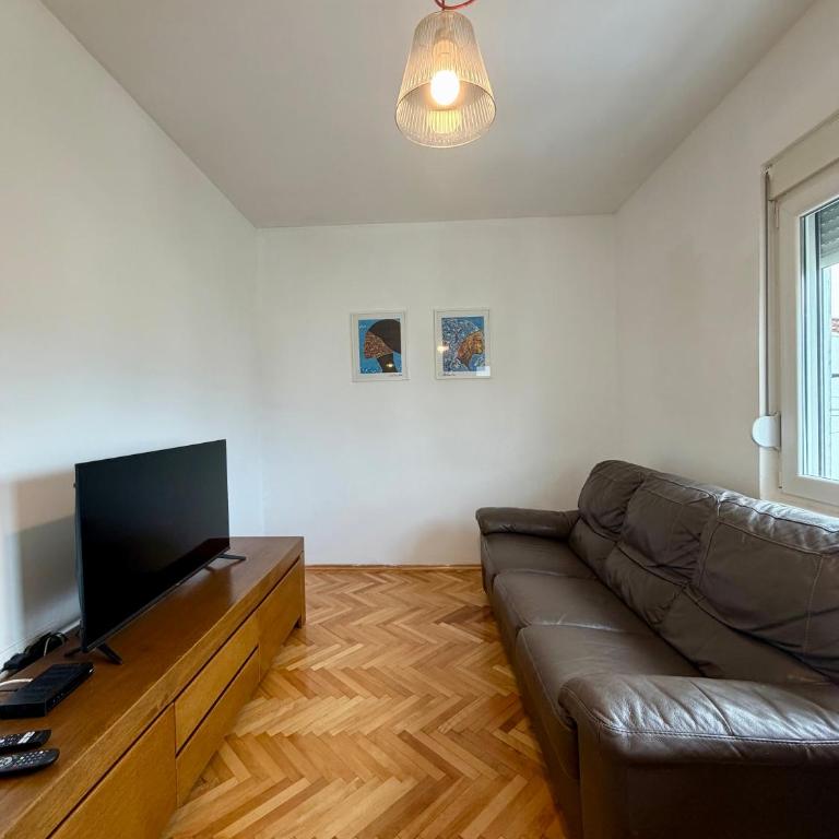 Lovely 1-bedroom apartment with 2-patios and parking - One-Bedroom Apartment - 4