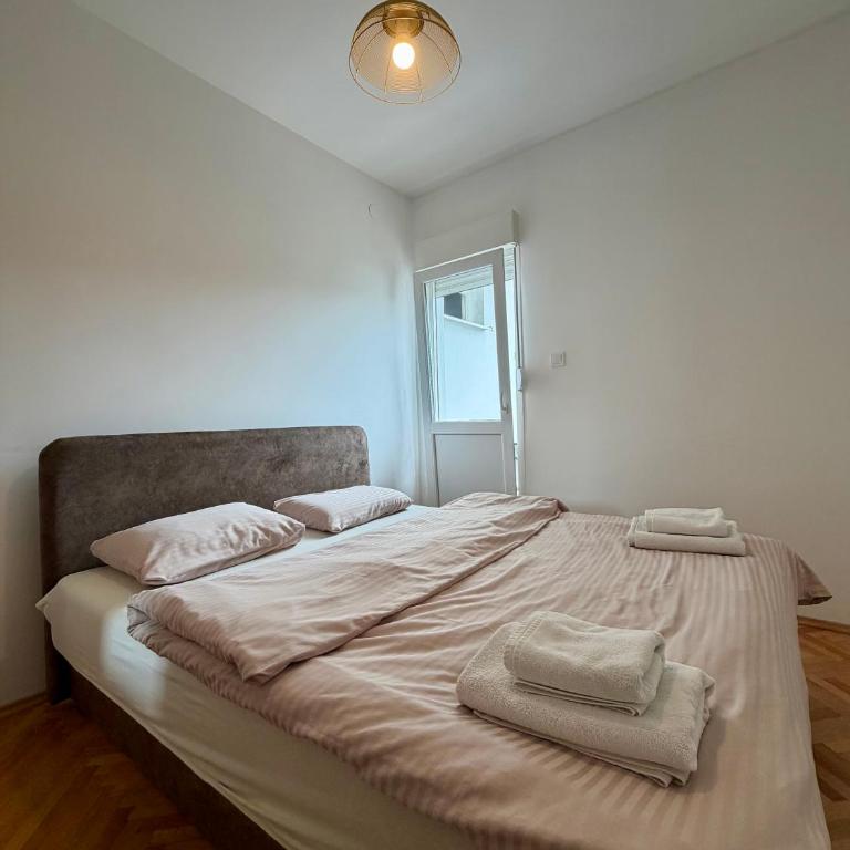 Lovely 1-bedroom apartment with 2-patios and parking - One-Bedroom Apartment - 1