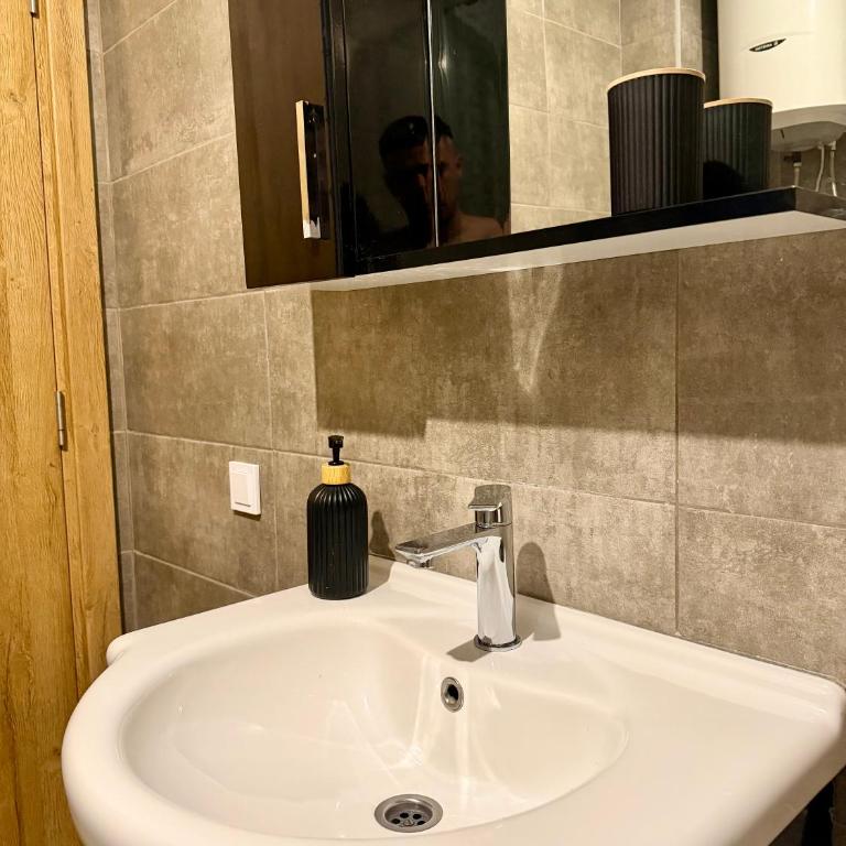 Lovely 1-bedroom apartment with 2-patios and parking - One-Bedroom Apartment - 15