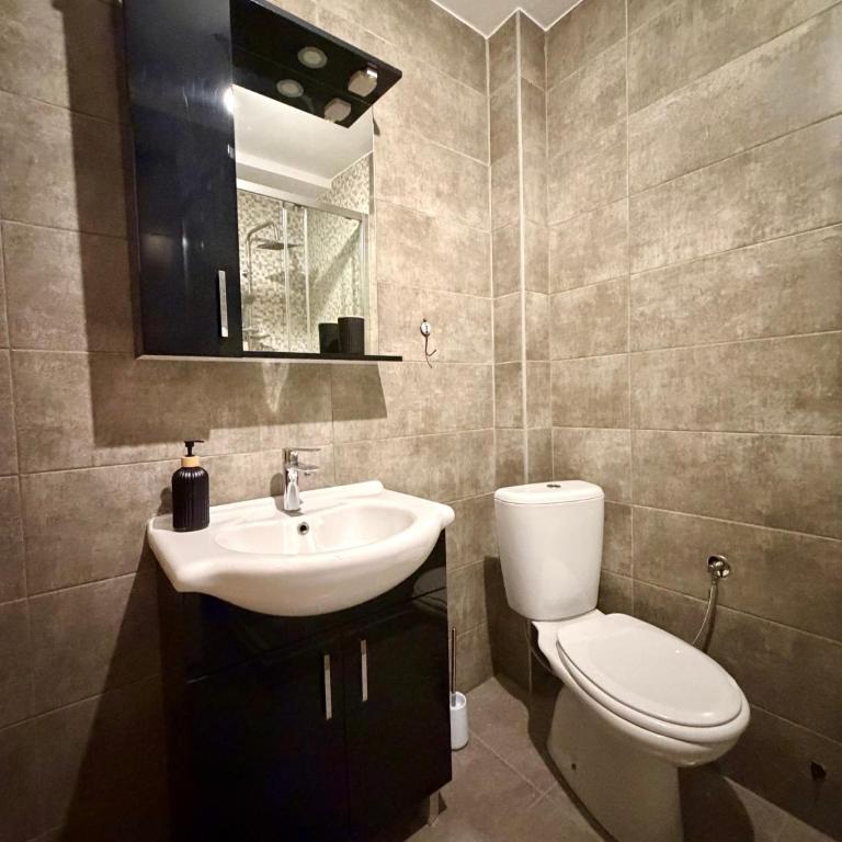 Lovely 1-bedroom apartment with 2-patios and parking - One-Bedroom Apartment - 14