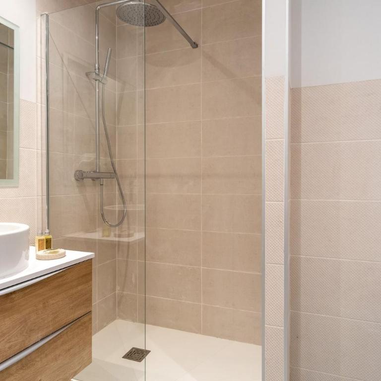 Chic Central Madrid Apartment with Light - Apartamento - 10