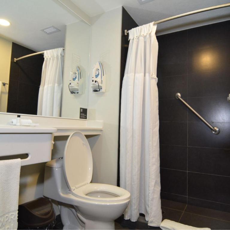 City Express Plus by Marriott Medellín Colombia - Habitación con cama grande - 3