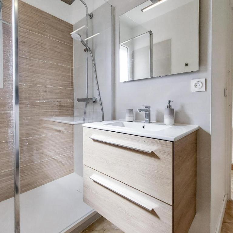 Charmante Maison Proche Plage - Three-Bedroom Townhouse - 5