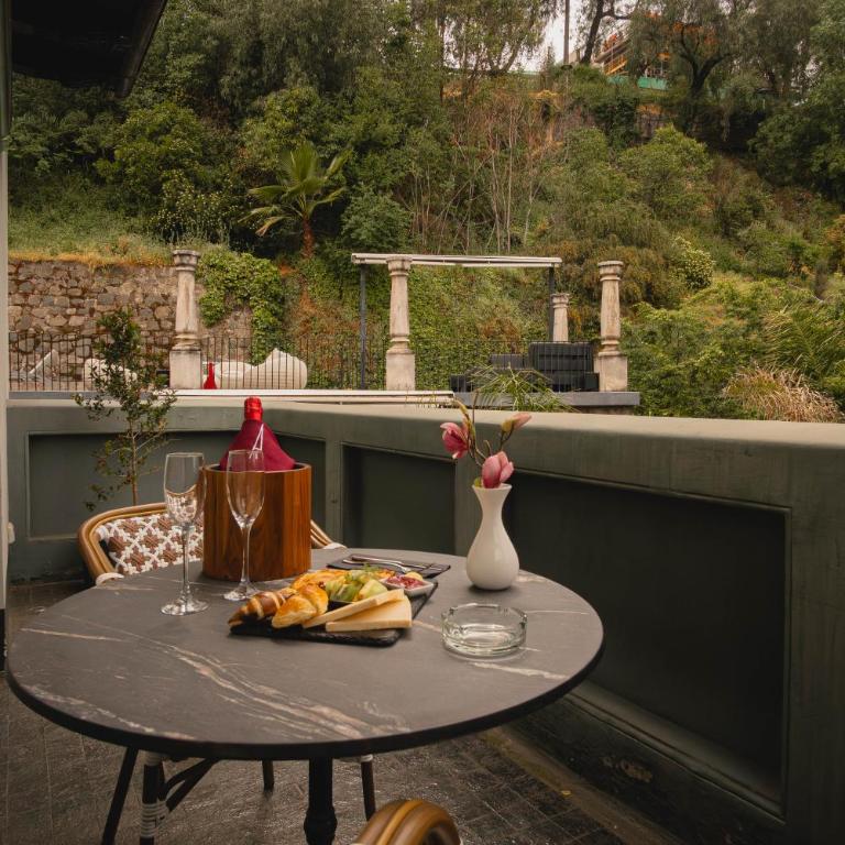 Aubrey Hotel Boutique - Deluxe Double Room (2 Adults + 1 Child) - 1