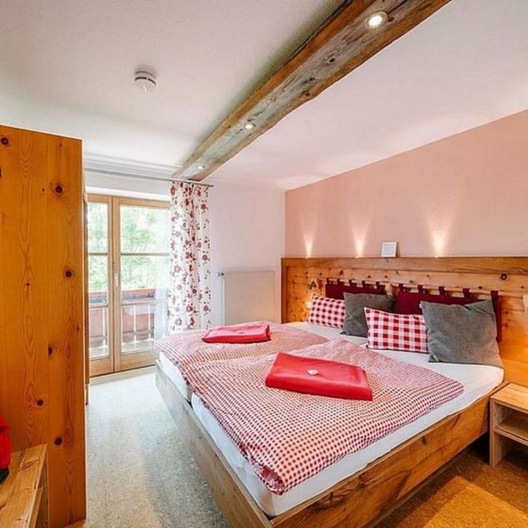 Ferienwohnung Aggenstein , Landhaus Linde, Seeg-Enzenstetten im Allgäu, mit Königscard - Apartment - 1