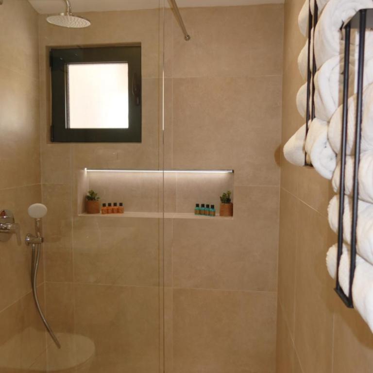 Guest House Pasha - Komfor Četvorokrevetna Soba sa Balkonom i Pogledom na Vrt - 21