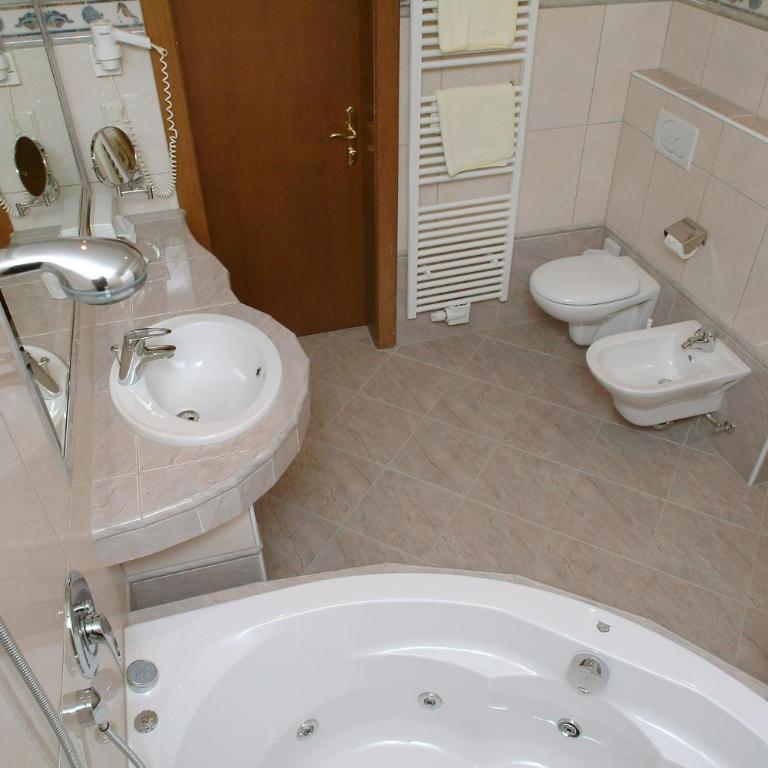 Altstadt Hotel Mosser Villach mit Parkplatz - Doppelzimmer mit Whirlpool - 5
