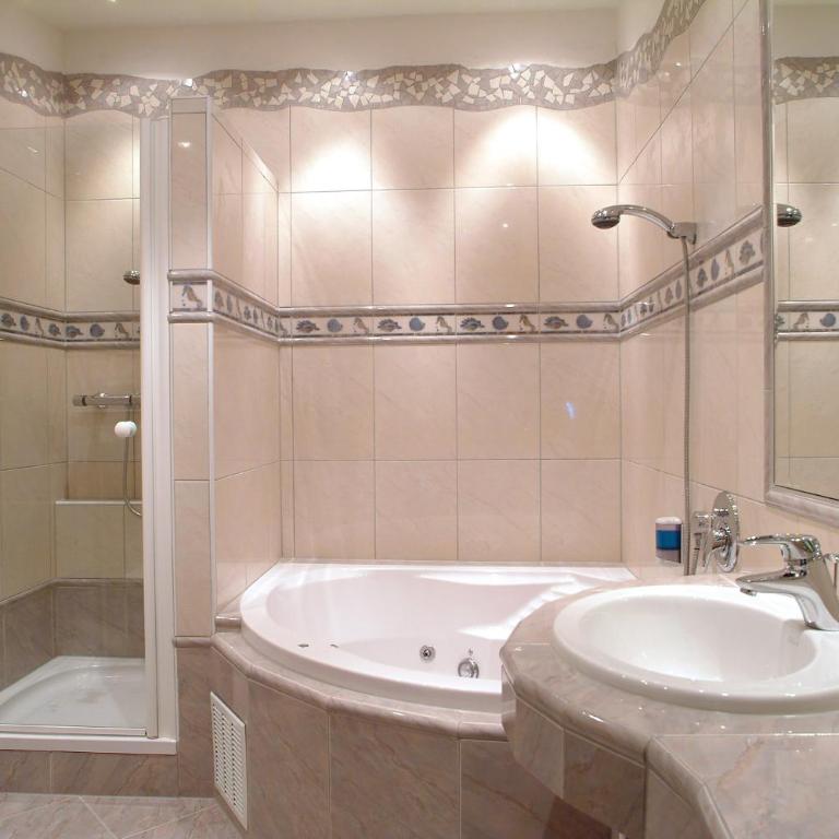Altstadt Hotel Mosser Villach mit Parkplatz - Doppelzimmer mit Whirlpool - 6