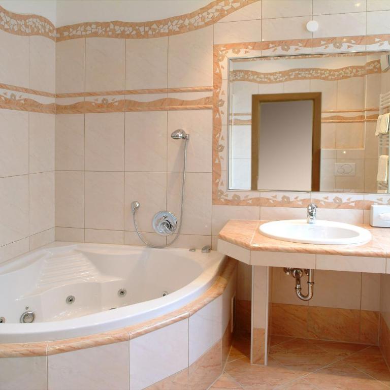 Altstadt Hotel Mosser Villach mit Parkplatz - Doppelzimmer mit Whirlpool - 7