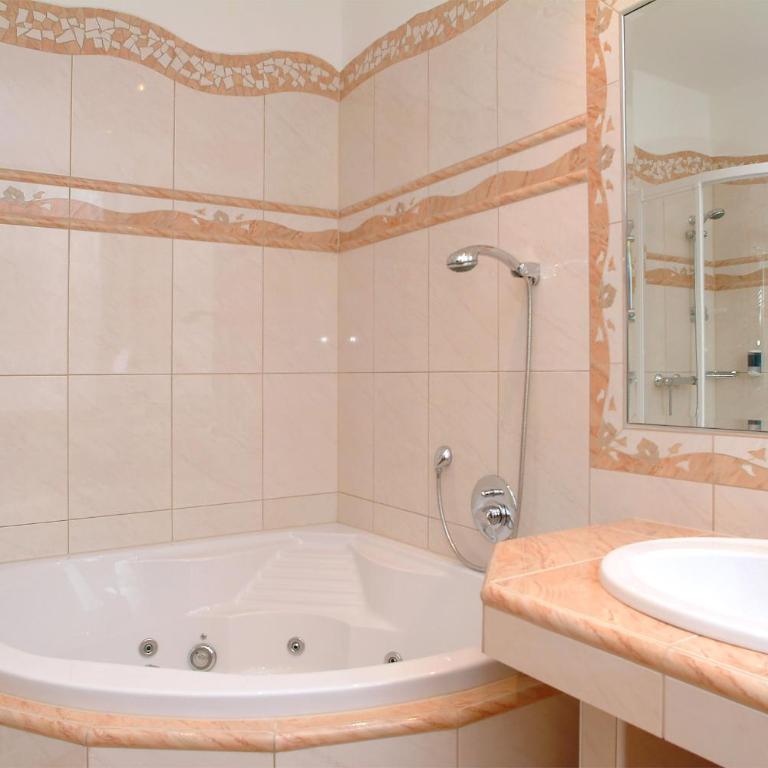 Altstadt Hotel Mosser Villach mit Parkplatz - Doppelzimmer mit Whirlpool - 8