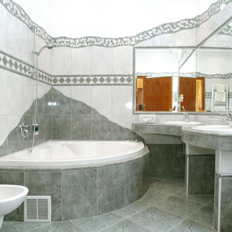 Altstadt Hotel Mosser Villach mit Parkplatz - Doppelzimmer mit Whirlpool - 12
