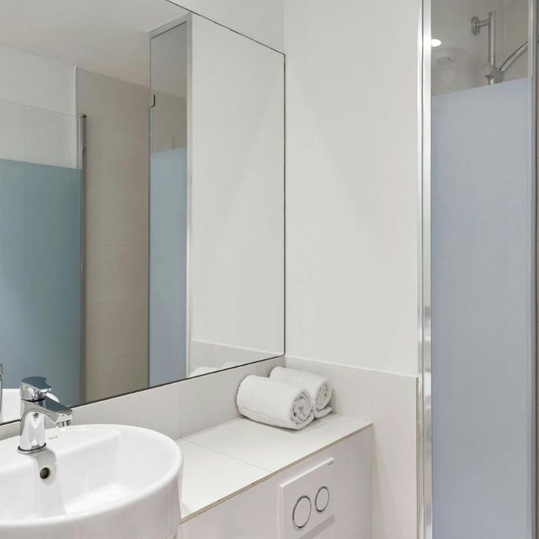 Four Points Flex by Sheraton Madrid Atocha - Standard Queen Room with Terrace and City View - 12