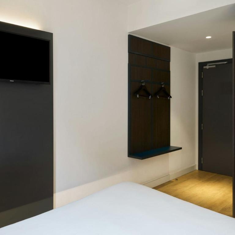 Four Points Flex by Sheraton Madrid Atocha - Standard Double Room with One Queen Bed - 1