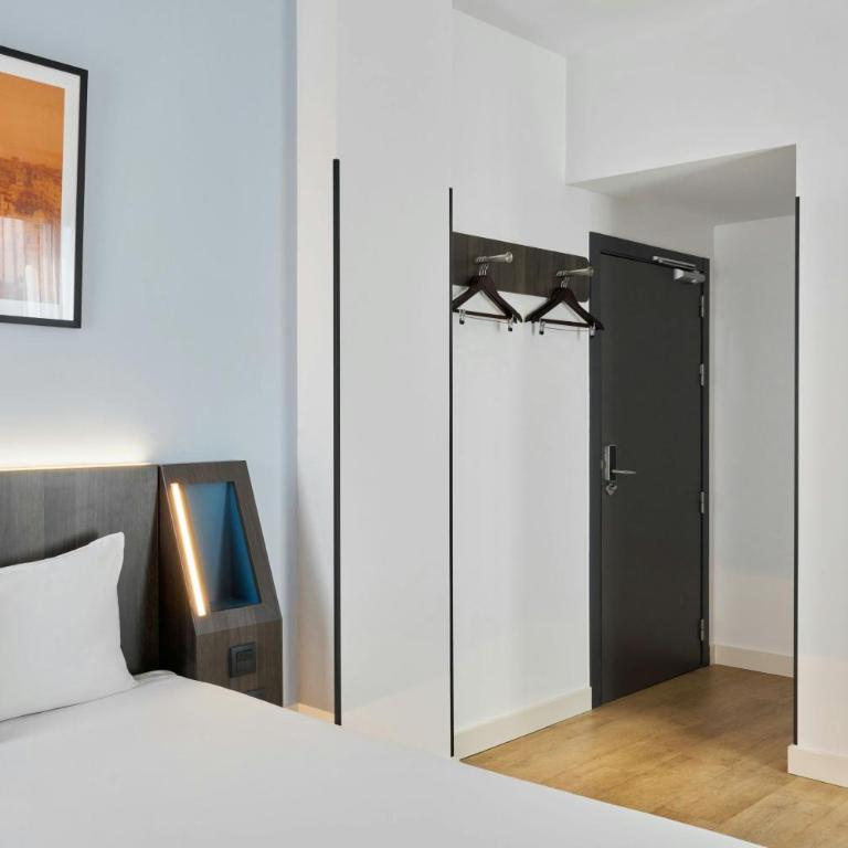 Four Points Flex by Sheraton Madrid Atocha - Standard Double Room with One Queen Bed - 8