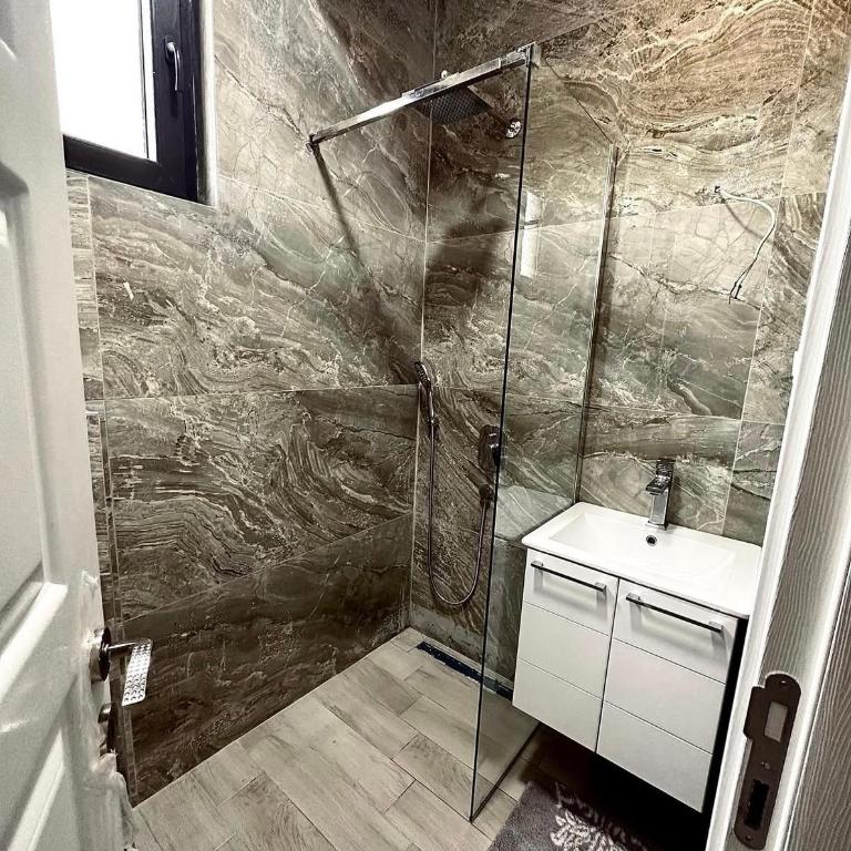 Sarah Apartments - One-Bedroom Apartment - 4