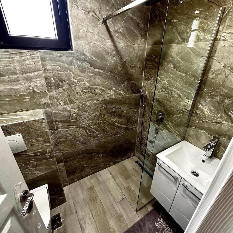 Sarah Apartments - One-Bedroom Apartment - 5