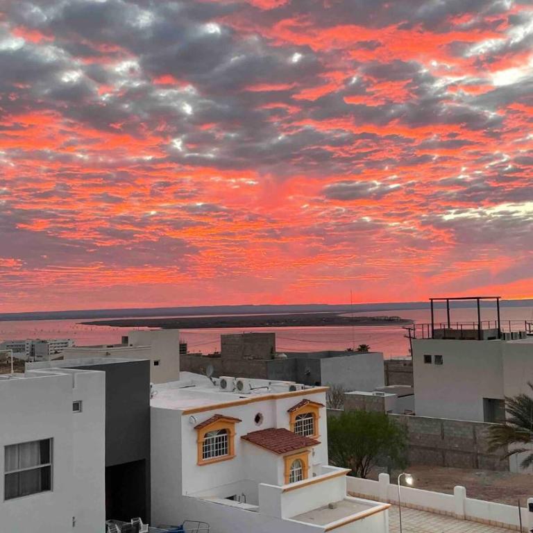Family home with ocean views in gated community - Three-Bedroom House - 17