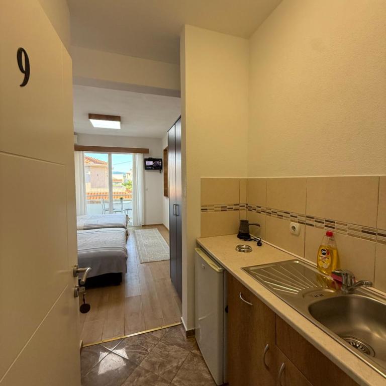 Ajan Apartments - Niskobudžetna Dvokrevetna Soba sa Bračnim Krevetom - 7