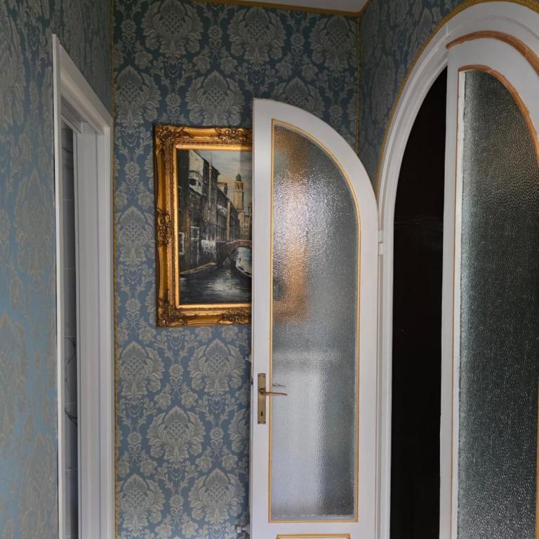 Friendly Venice Suites - Suite Deluxe Carlo Goldoni con Vista Campo Santo Stefano - 2