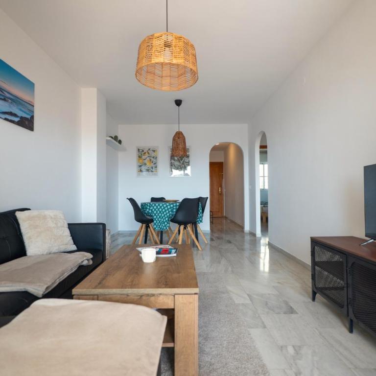 Sunny 2BR Apartment Near Faro Beach with Balcony - Apartamento de 2 dormitorios con vistas - 1