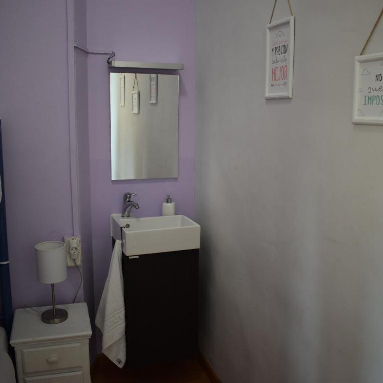 Hostal MiMi Las Ramblas - Standard Single Room with Shared Bathroom - 1