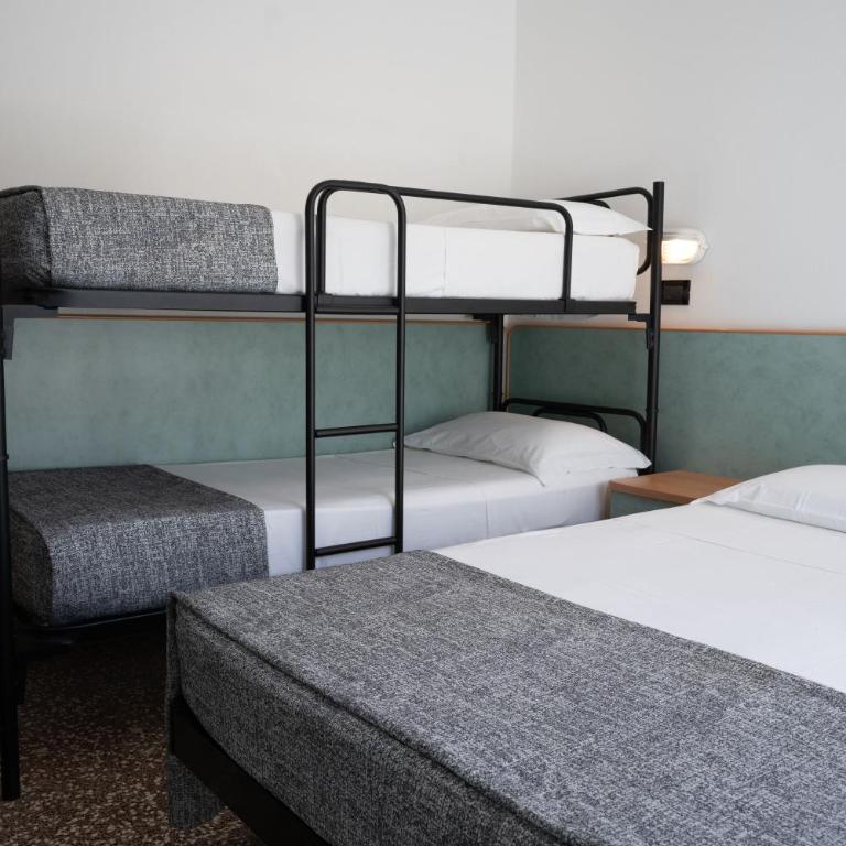 Hotel Haway - Camera Quadrupla Classic con Vista Mare Laterale - 4