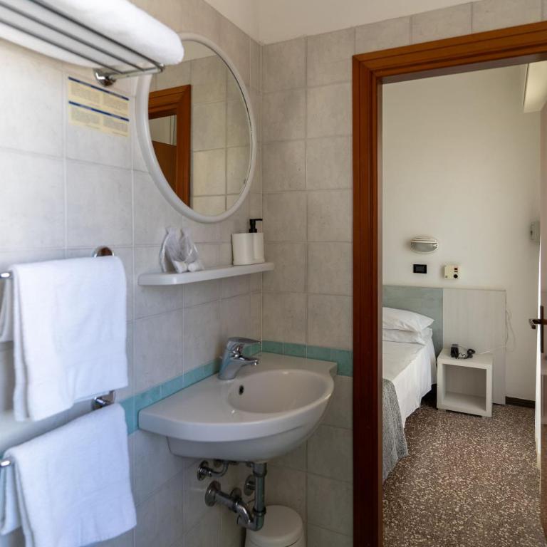 Hotel Haway - Camera Matrimoniale Classic - 7