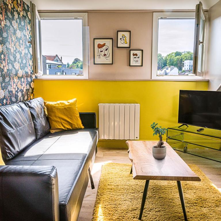 CENTRE VILLE, plusieurs appartements rénovés lumineux dans meme immeuble - Appartement 3 Chambres avec Vue - 1