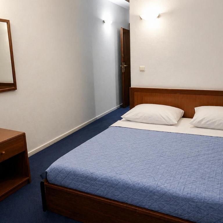 Hotel Saraj - Economy Dvokrevetna Soba sa Bračnim Krevetom - 2