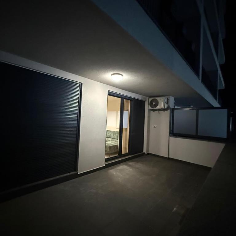 5-Min Walk to Airport Brand New & Modern Apartment - Apartman sa 1 Spavaćom Sobom - 5