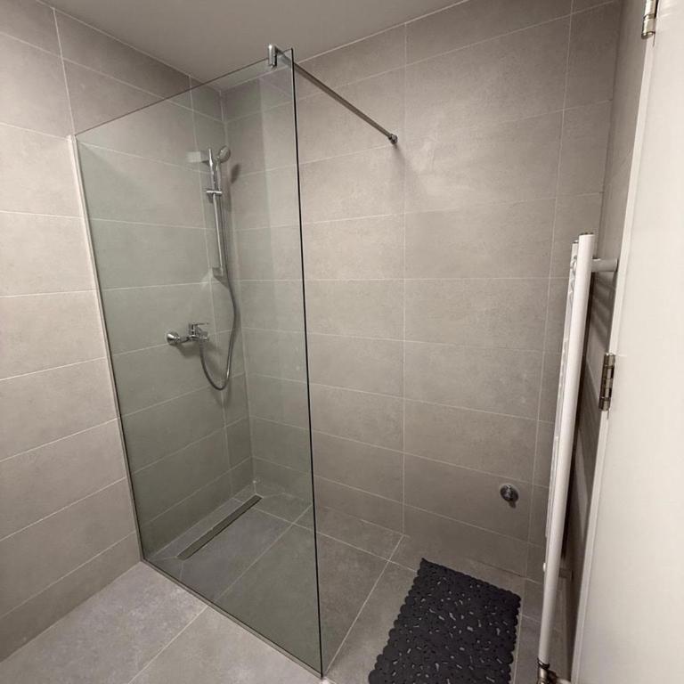 5-Min Walk to Airport Brand New & Modern Apartment - Apartman sa 1 Spavaćom Sobom - 8