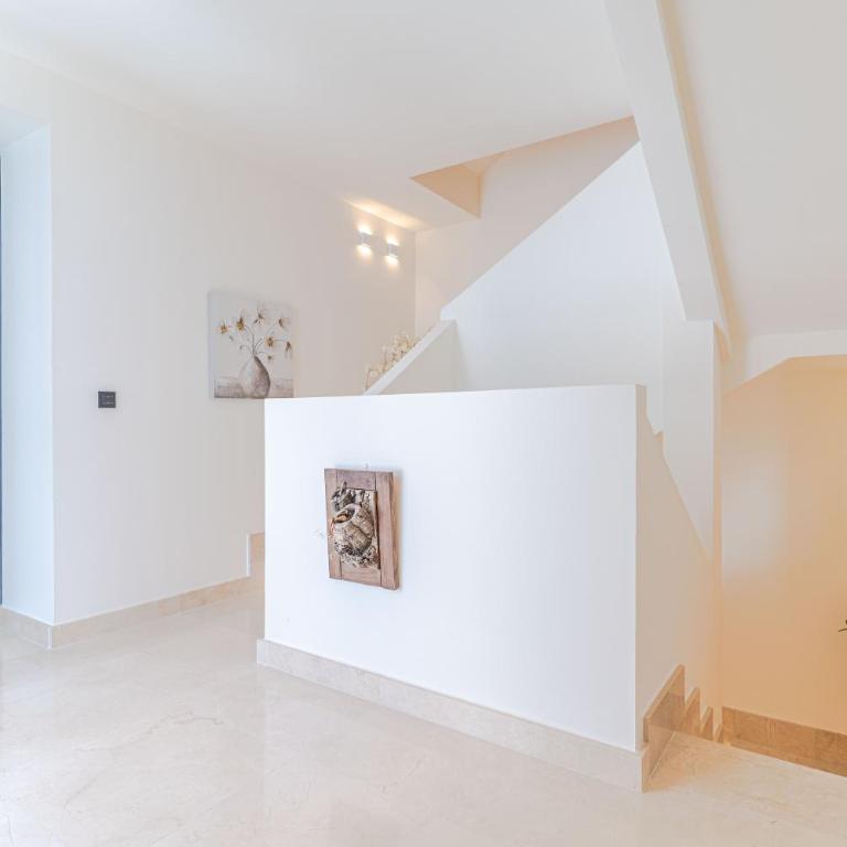 Luxury Retreat with Pool, Jacuzzi, Cinema & Gym - Villa Riviera - Villa Deluxe - 49