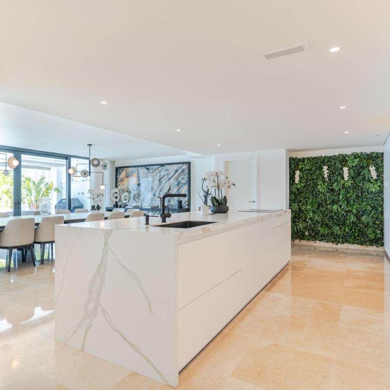 Luxury Retreat with Pool, Jacuzzi, Cinema & Gym - Villa Riviera - Villa Deluxe - 3