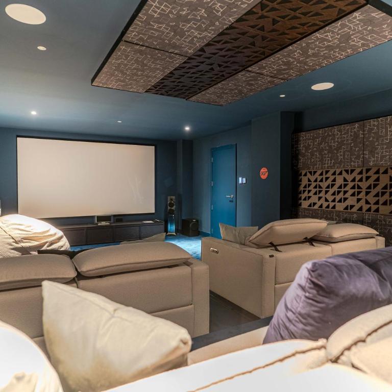 Luxury Retreat with Pool, Jacuzzi, Cinema & Gym - Villa Riviera - Villa Deluxe - 38