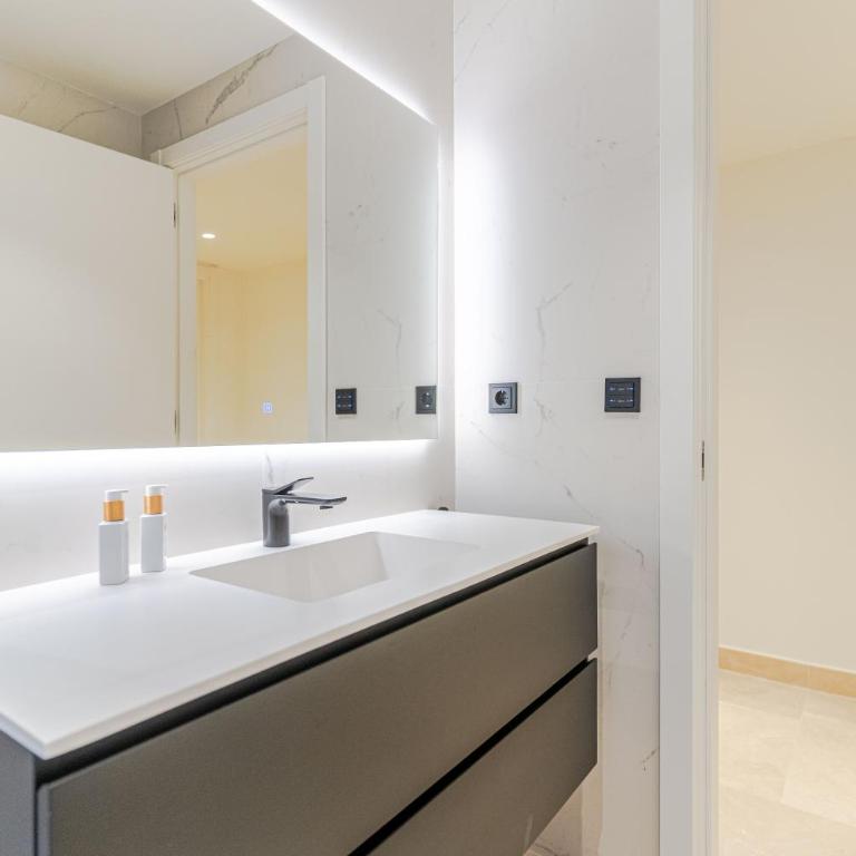 Luxury Retreat with Pool, Jacuzzi, Cinema & Gym - Villa Riviera - Villa Deluxe - 33
