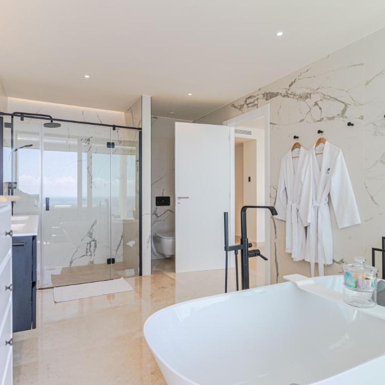 Luxury Retreat with Pool, Jacuzzi, Cinema & Gym - Villa Riviera - Villa Deluxe - 34