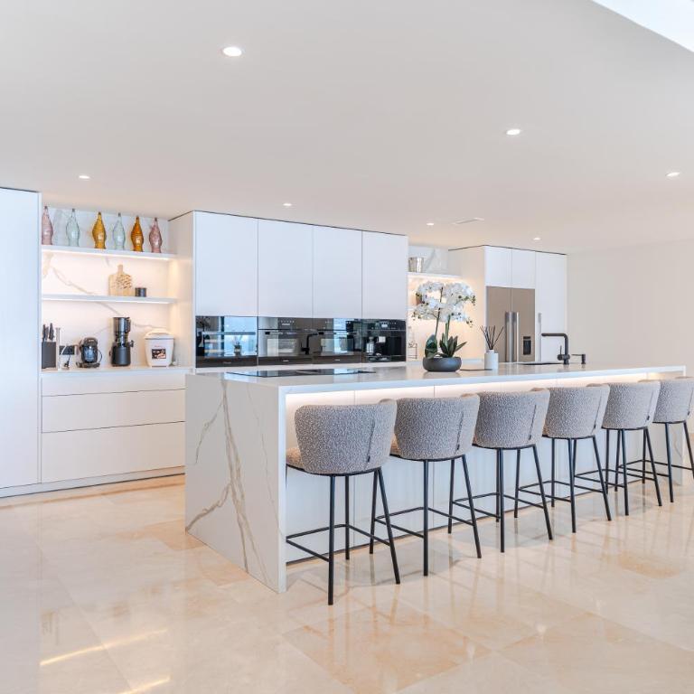 Luxury Retreat with Pool, Jacuzzi, Cinema & Gym - Villa Riviera - Villa Deluxe - 4