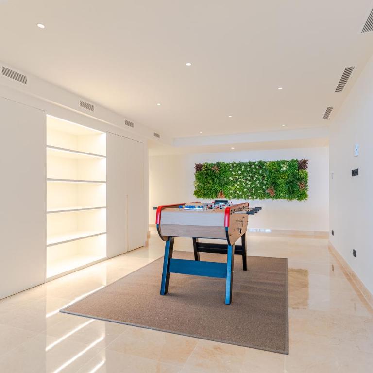 Luxury Retreat with Pool, Jacuzzi, Cinema & Gym - Villa Riviera - Villa Deluxe - 40