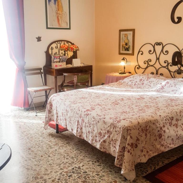 Cozy Charlotte's Room - Double Room with Private Bathroom - 1