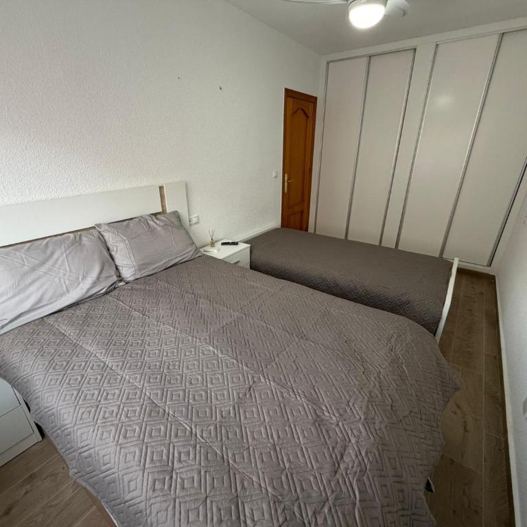 Rubina Beach Apartment Torrevieja - Three-Bedroom Apartment - 13