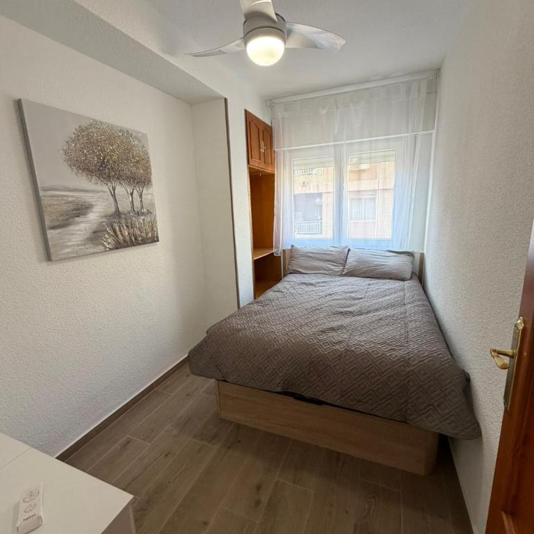 Rubina Beach Apartment Torrevieja - Three-Bedroom Apartment - 17