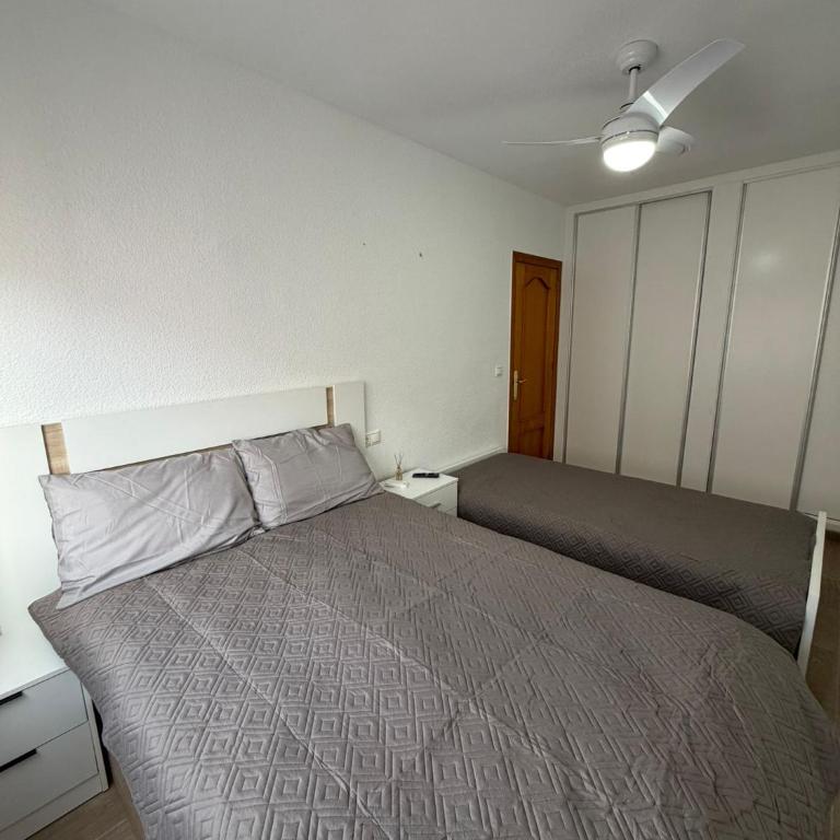 Rubina Beach Apartment Torrevieja - Three-Bedroom Apartment - 18