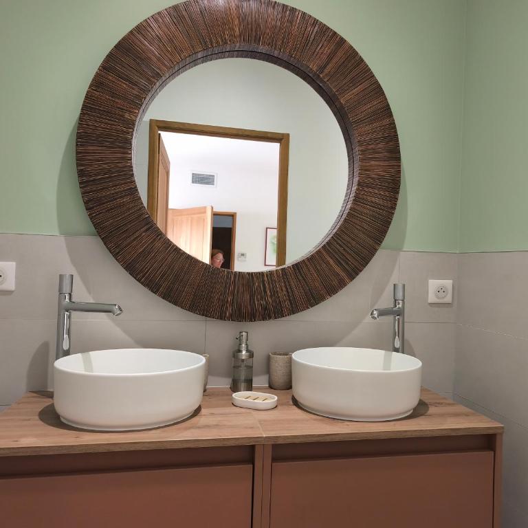 VILLA ADOYA Chambre d'hôtes Aigues-Mortes intra muros au calme climatisation réversible PISCINE WIFI ascenseur PARKING gratuit - Chambre Double avec Terrasse - 4