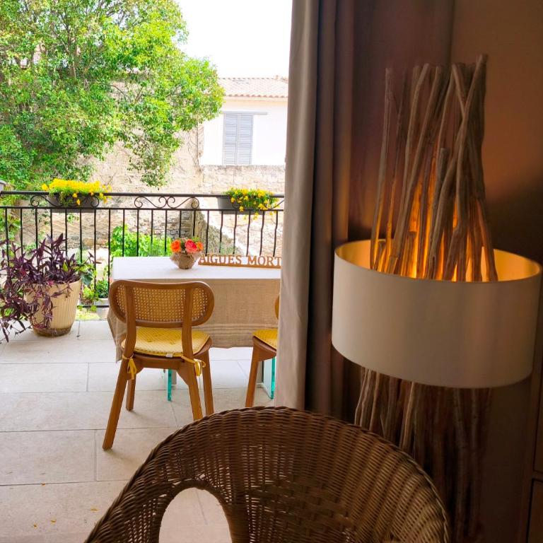 VILLA ADOYA Chambre d'hôtes Aigues-Mortes intra muros au calme climatisation réversible PISCINE WIFI ascenseur PARKING gratuit - Chambre Double avec Terrasse - 5