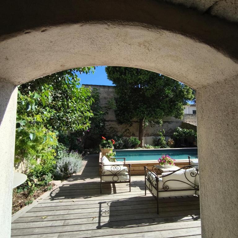 VILLA ADOYA Chambre d'hôtes Aigues-Mortes intra muros au calme climatisation réversible PISCINE WIFI ascenseur PARKING gratuit - Chambre Double avec Terrasse - 1