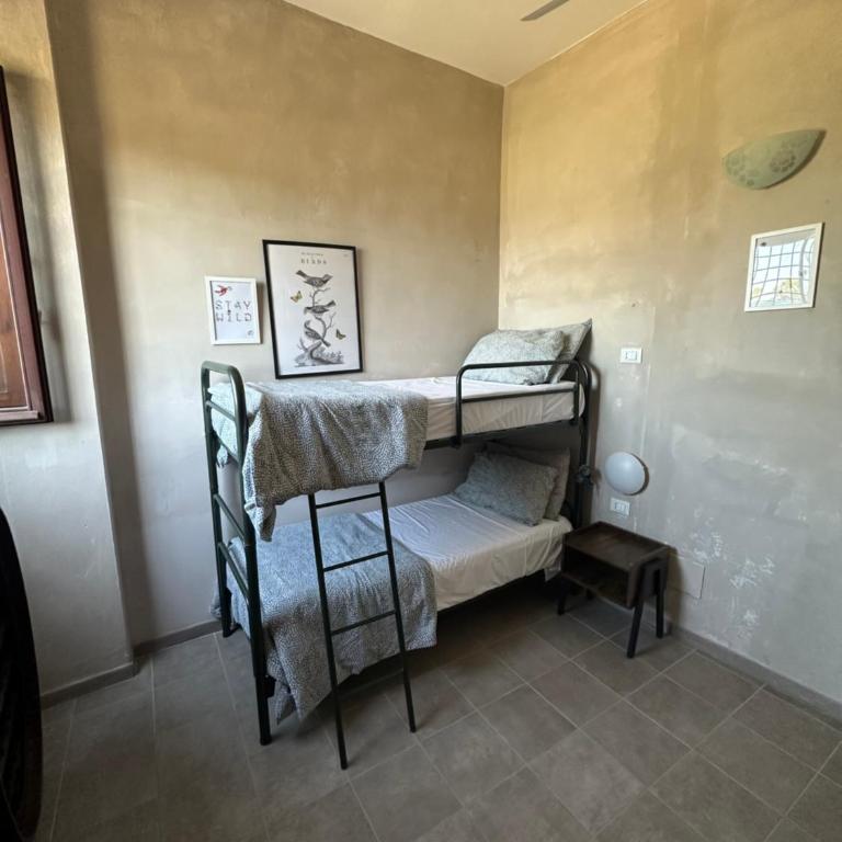 - Il Casale Toscano - 5 minutes by car from Pisa Tower - CHECK IN FROM 3 PM - Rooms only with fan - No breakfast & No fridge - Free parking - - Camera Budget Doppia con Letti Singoli - 3