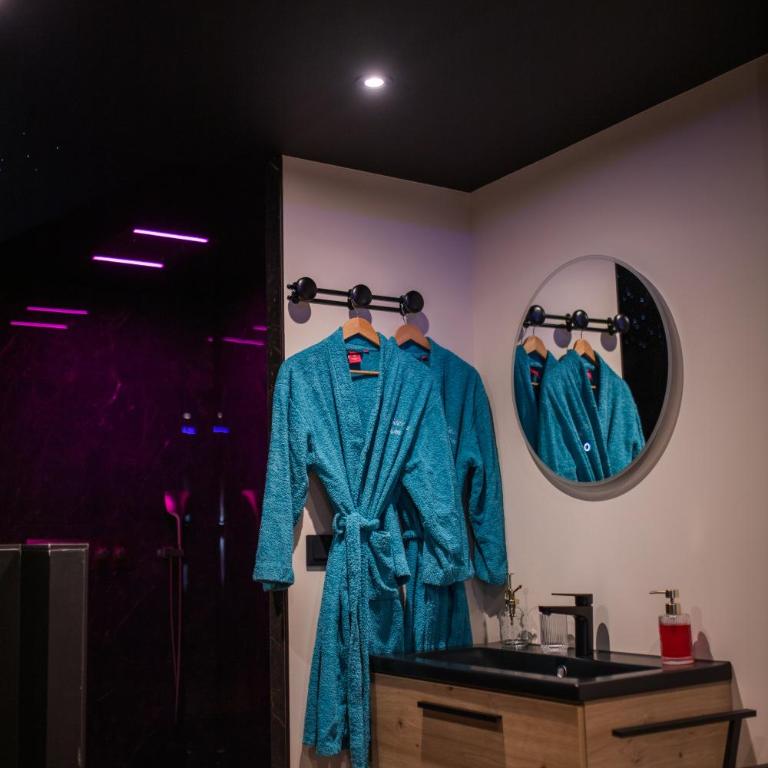 Suite romantique avec jaccuzzi - proche des lacs - La secrète room - Maison 1 Chambre - 20
