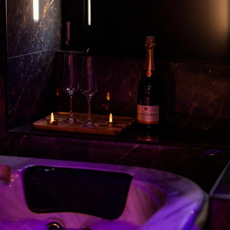 Suite romantique avec jaccuzzi - proche des lacs - La secrète room - Maison 1 Chambre - 7
