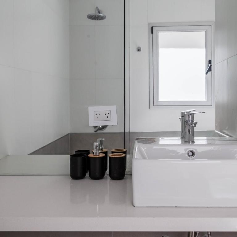 BT Homes - Estudio Luminoso, Zona de Trabajo & Balcón de Lujo - Apartamento de 2 dormitorios - 35