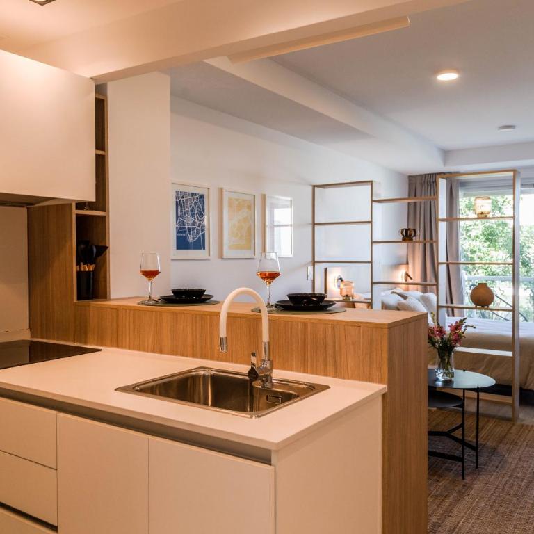 BT Homes - Estudio Luminoso, Zona de Trabajo & Balcón de Lujo - Apartamento de 2 dormitorios - 21